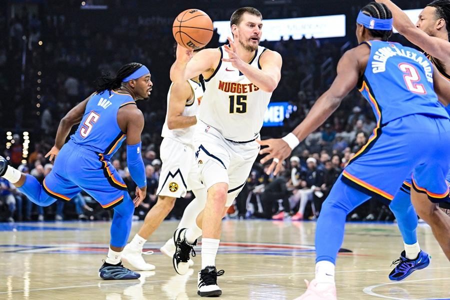 Sudije moraju da ga zaštite! Jokić dobio lakat u lice (VIDEO)