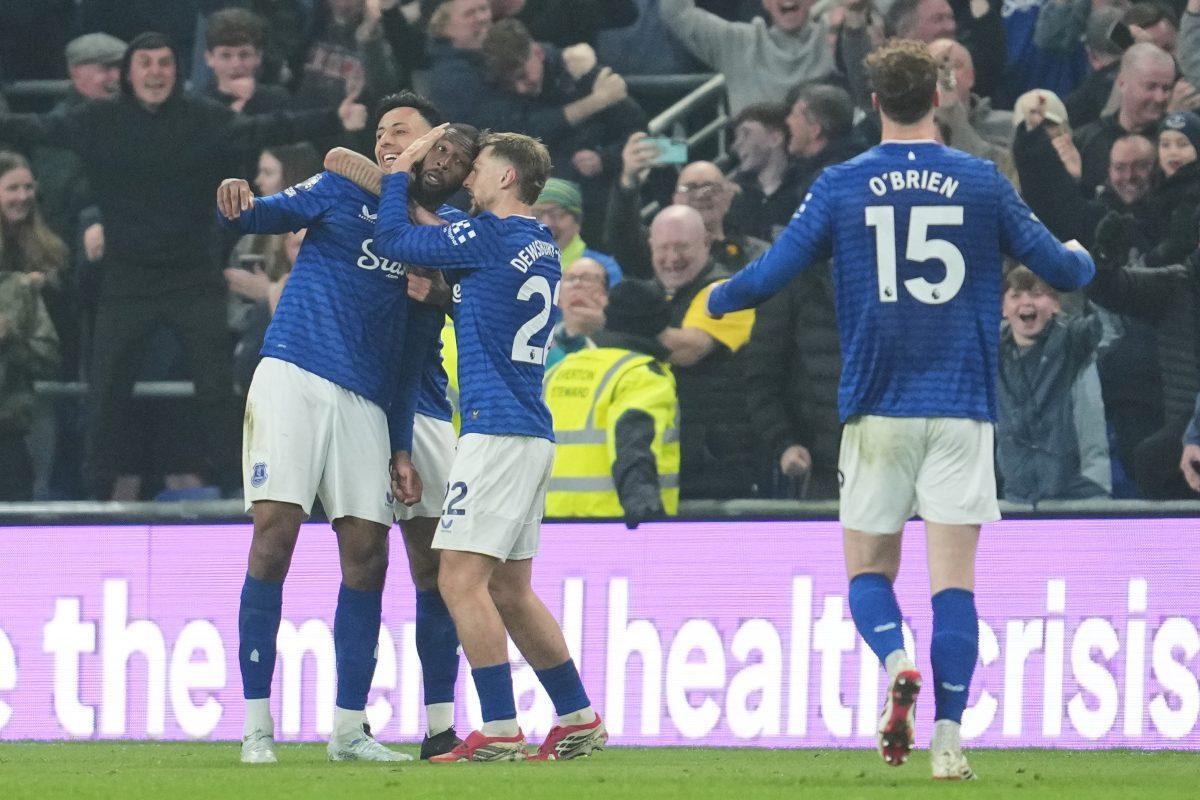 Sančez glumio Deda Mraza na Gudisonu: Everton ponizio plavce, Rozenioru se ozbiljno drma klupa
