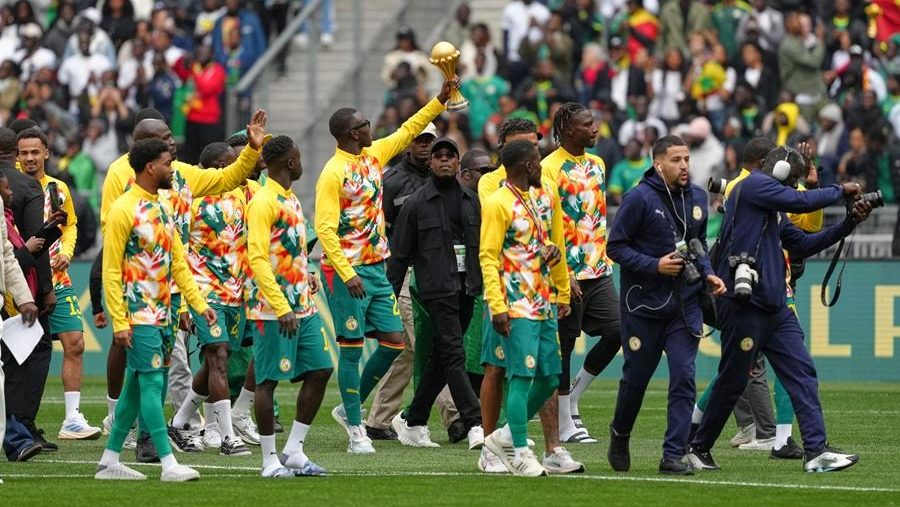 Fudbaleri Senegala paradirali su stadionom Francuska sa peharom osvojenim u Maroku (VIDEO)