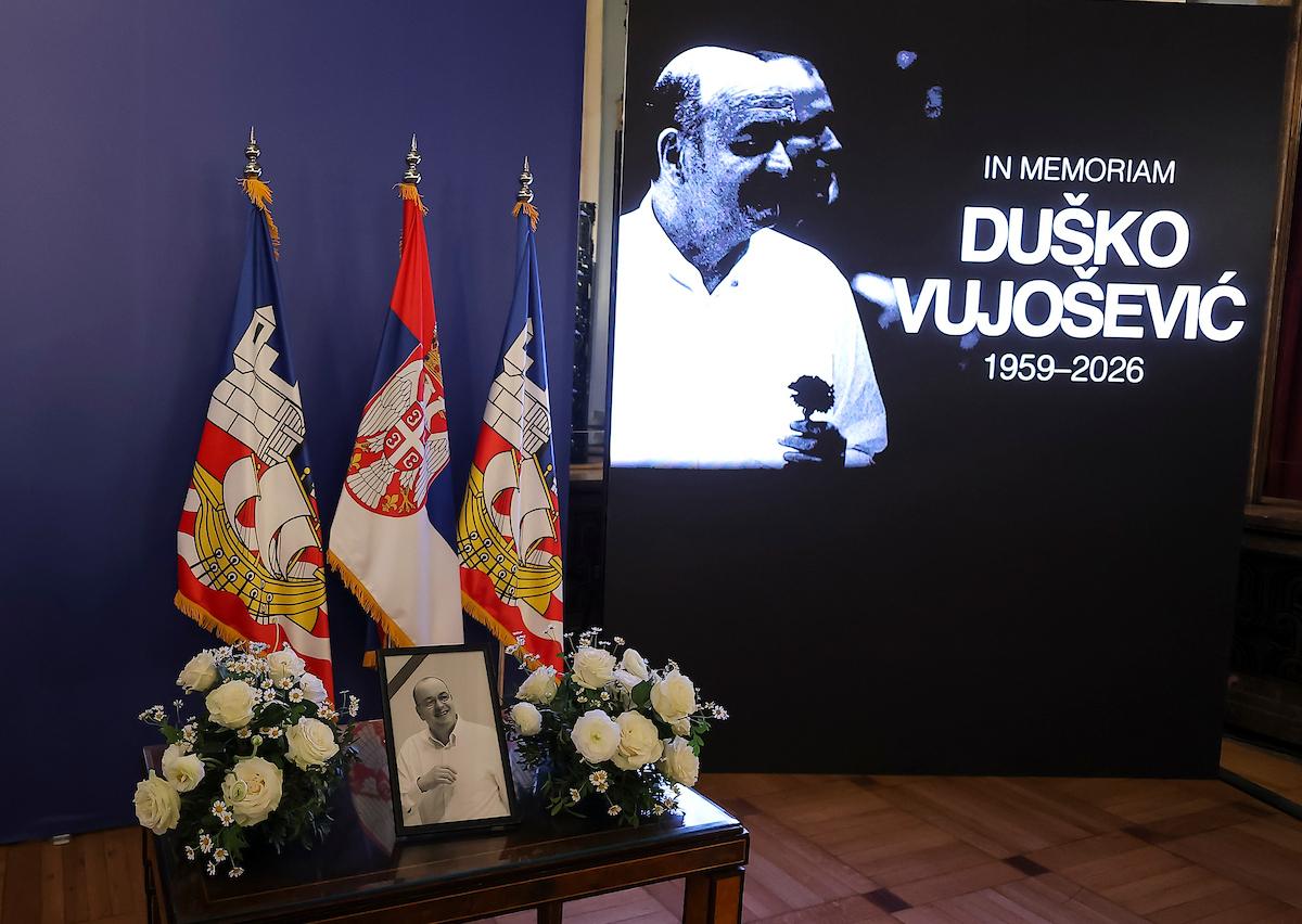 Oproštaj od Duška Vujoševića: Komemoracija završena uz pesmu Gabi Novak „Pamtim samo sretne dane“ (FOTO/VIDEO)