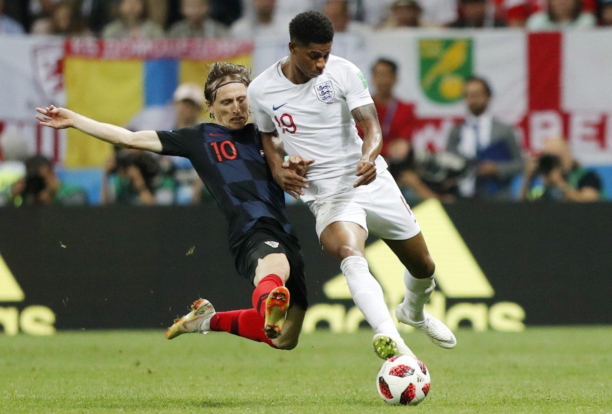 Luka Modrić i Markus Rašford u duelu tokom meča Hrvatske i Engleske na Svetskom prvenstvu