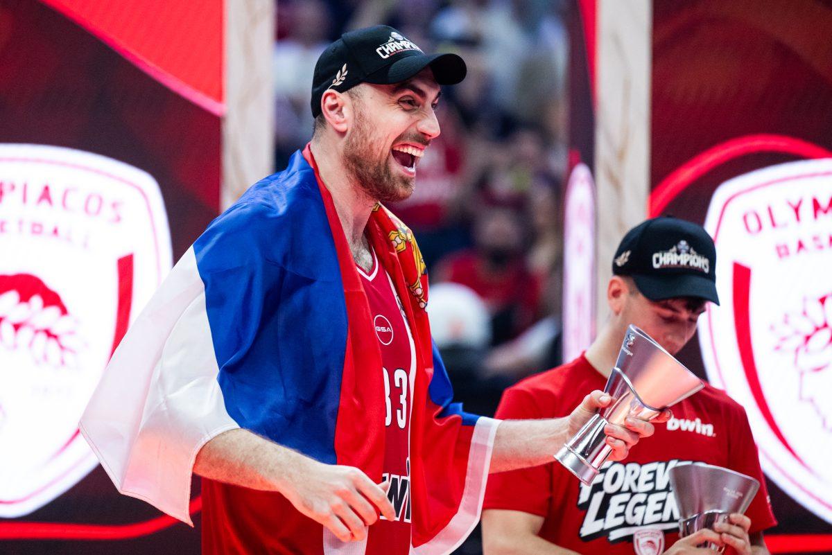 Milutinov sa srpskom zastavom slavio titulu Evrolige: Tradicija se nastavlja! (VIDEO)