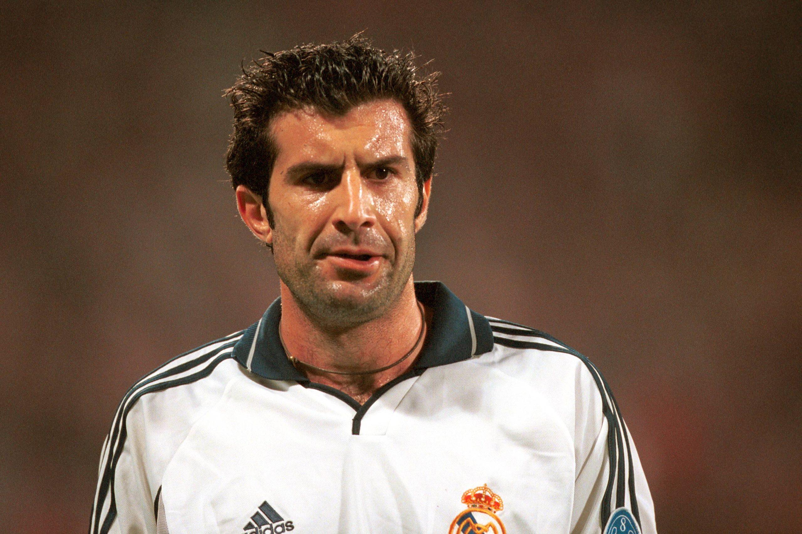 Luis Figo u dresu Real Madrida protiv Barselone posle kontroverznog transfera 2000. godine