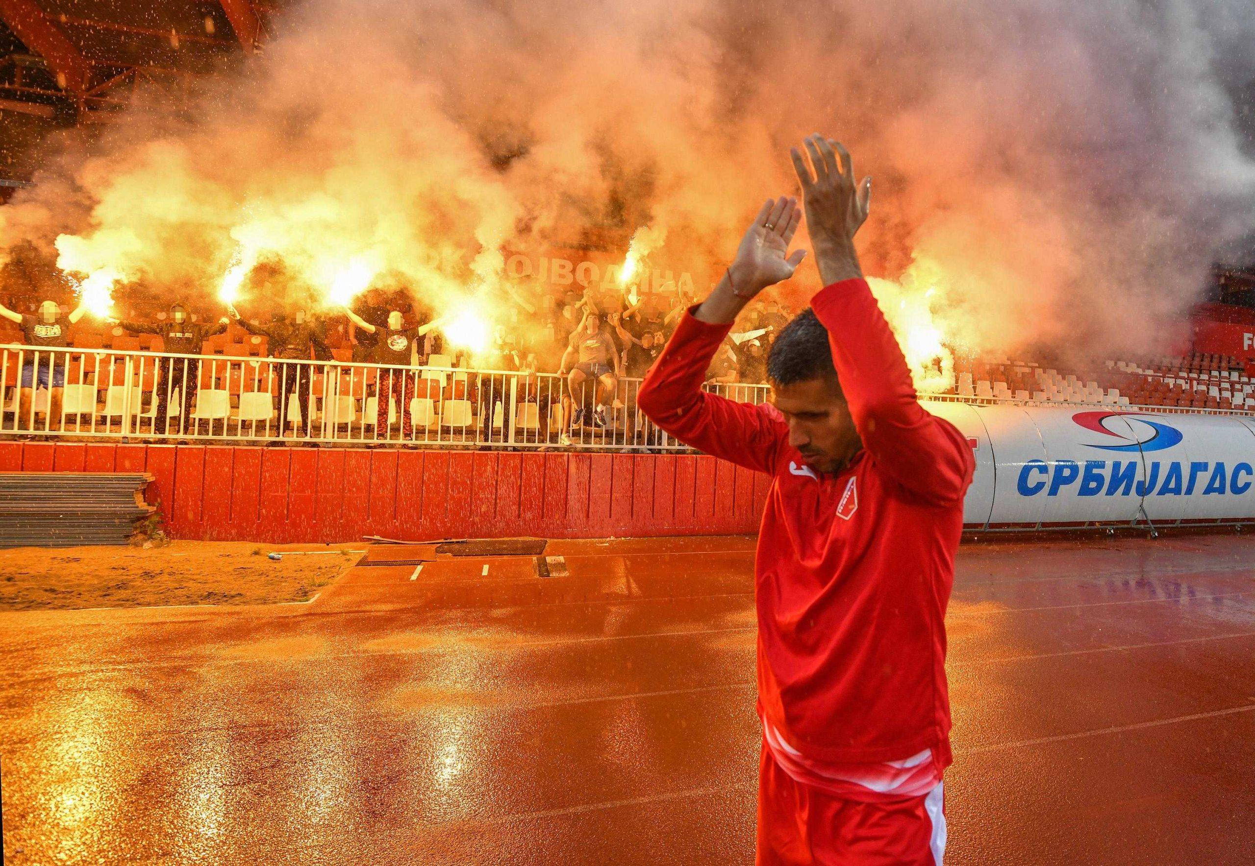 Kakve scene u Novom Sadu: Firmaši bakljadom i pesmom ispratili Vojvodinu pred finale Kupa Srbije protiv Crvene zvezde (VIDEO)