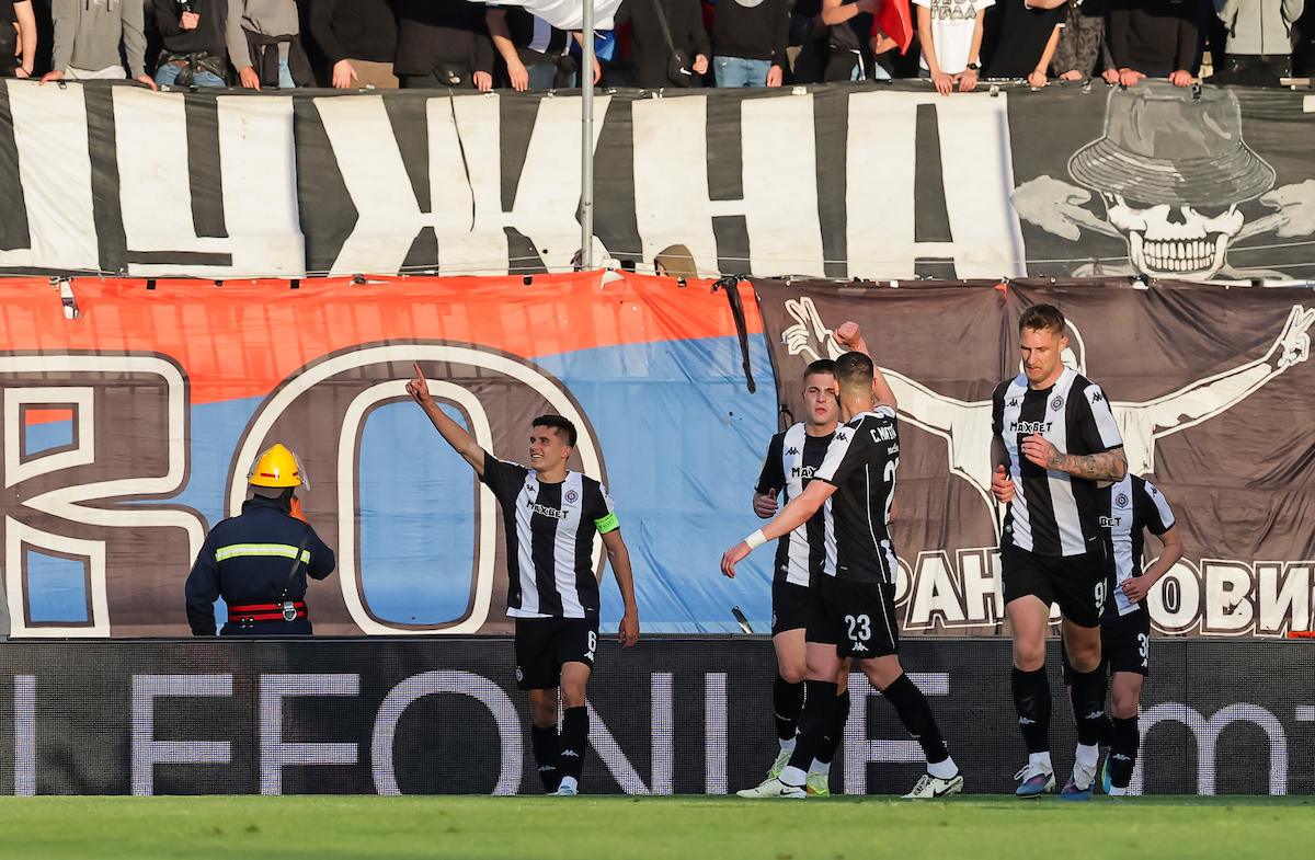 Partizan i kada pobeđuje, nervira navijače: Pazarci ni iz čega umalo do boda u Humskoj (VIDEO)