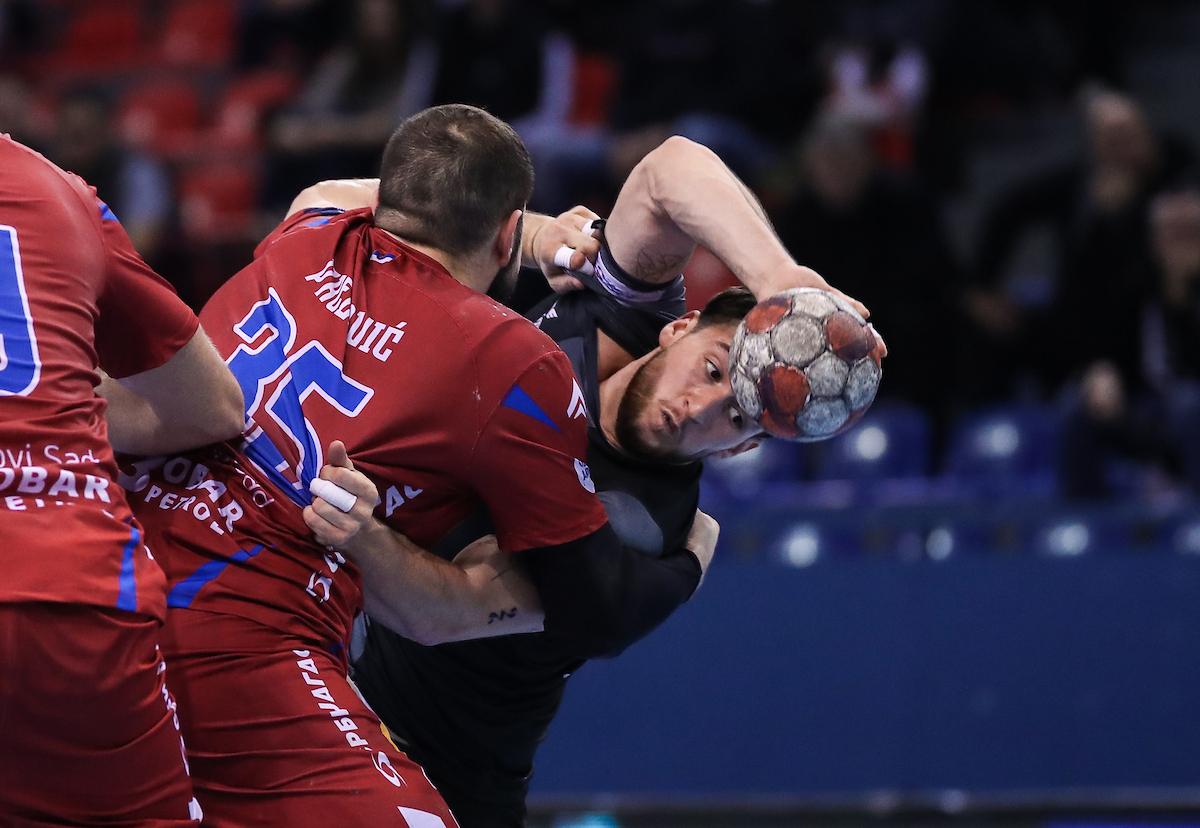 Haos u Novom Sadu: „Grobari“ ubacili topovski udar na teren, finale prekinuto (VIDEO)