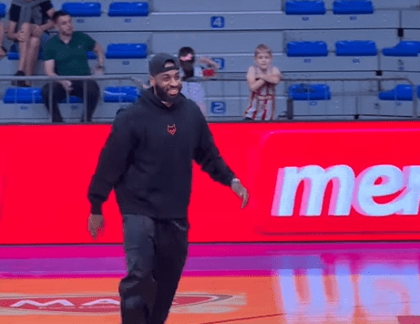 Hit scena u Nišu: Kodi Miler-Mekintajer zaigrao basket sa dečacima pred meč Zvezde (VIDEO)