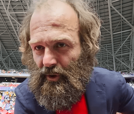 Od ekscentrika do duhovnika: Bivši reprezentativac Srbije pustio dugu kosu i bradu, pa stigao na meč PSŽ-a i Arsenala (VIDEO)