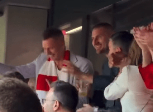 Pivo u ruci i slavlje: Nikola Jokić sa bratom gleda finale Lige šampiona (VIDEO)