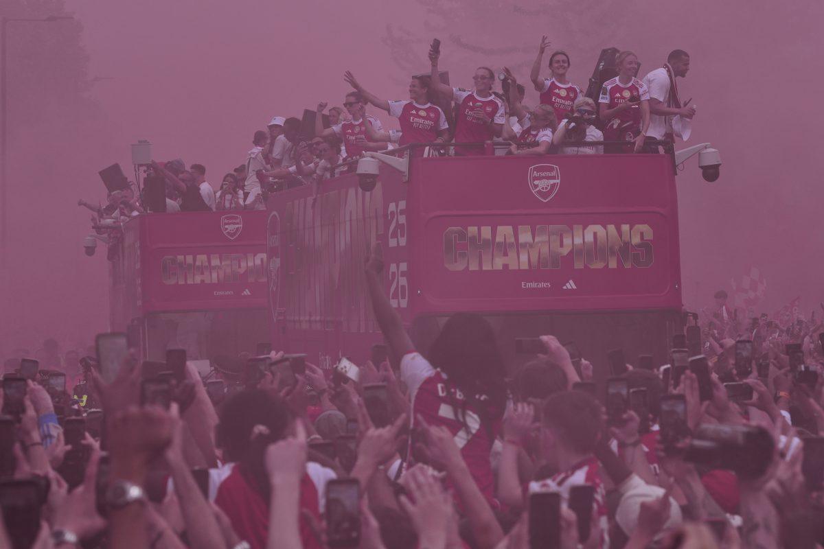 Fudbalere Arsenala dočekalo milion ljudi: Šta je Englezima važnije? (VIDEO)