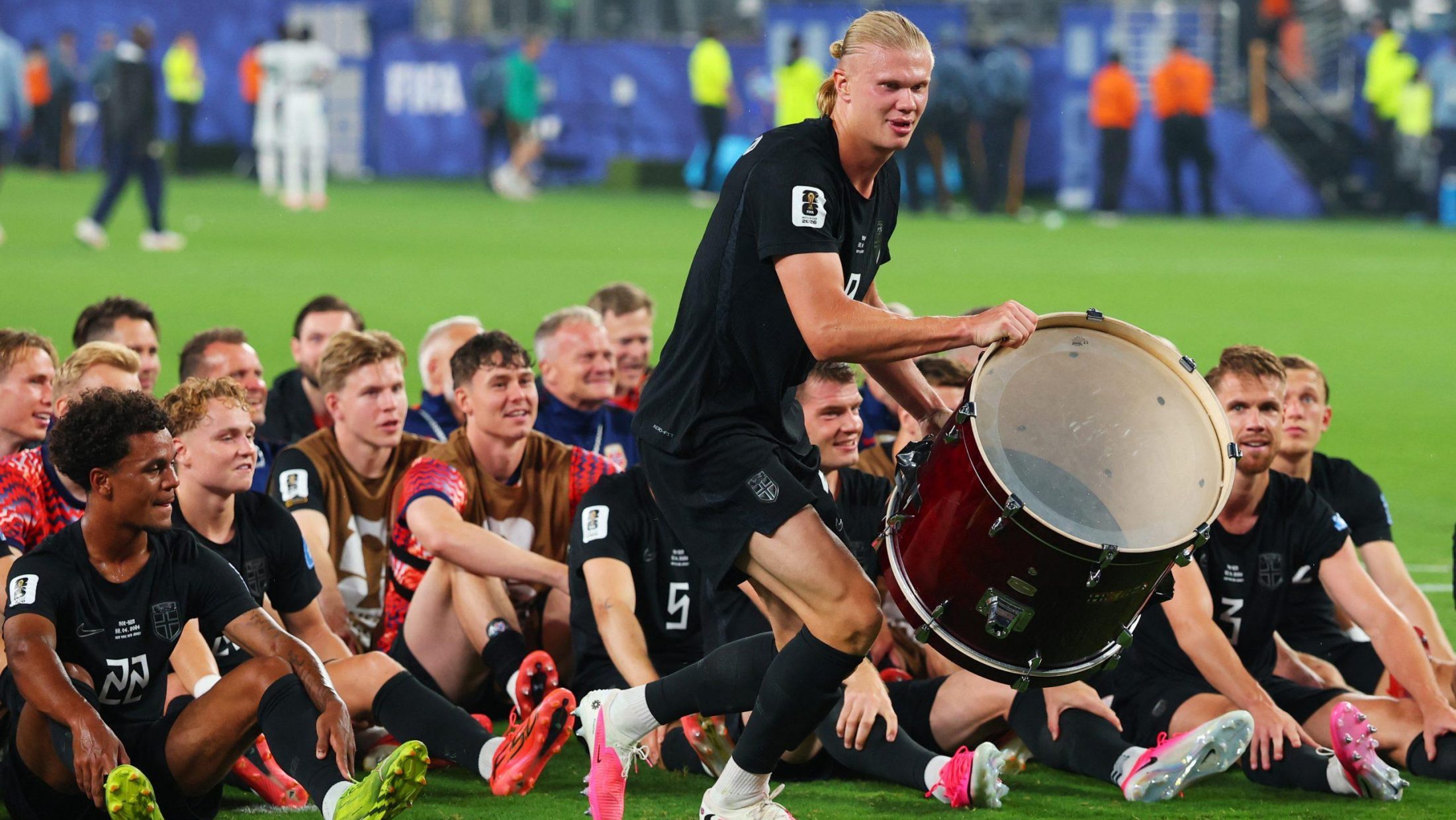 Ovakvu proslavu još niste videli: Haland poveo navijače, stadion „zaplovio“ kao vikinški brod (VIDEO)