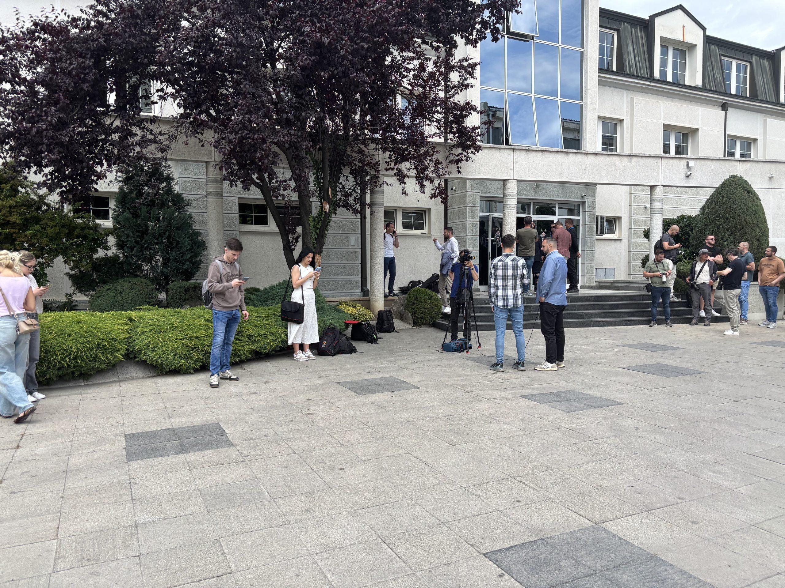 Veliki broj novinara ispred SC “Teleoptik” 