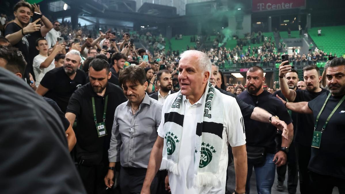 Ovacije, baklje i pesma: Pogledajte kako je Obradović dočekan u OAKA areni (VIDEO)