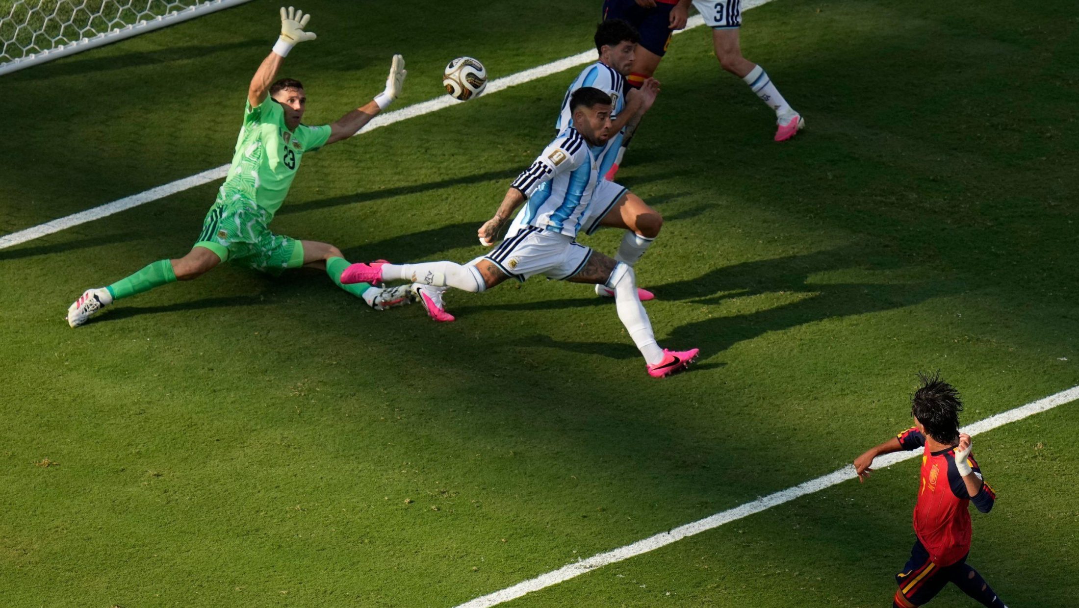 Više nije moglo da se izdrži: Tores u 106. minutu kaznio Argentinu posle 20 napada (VIDEO)