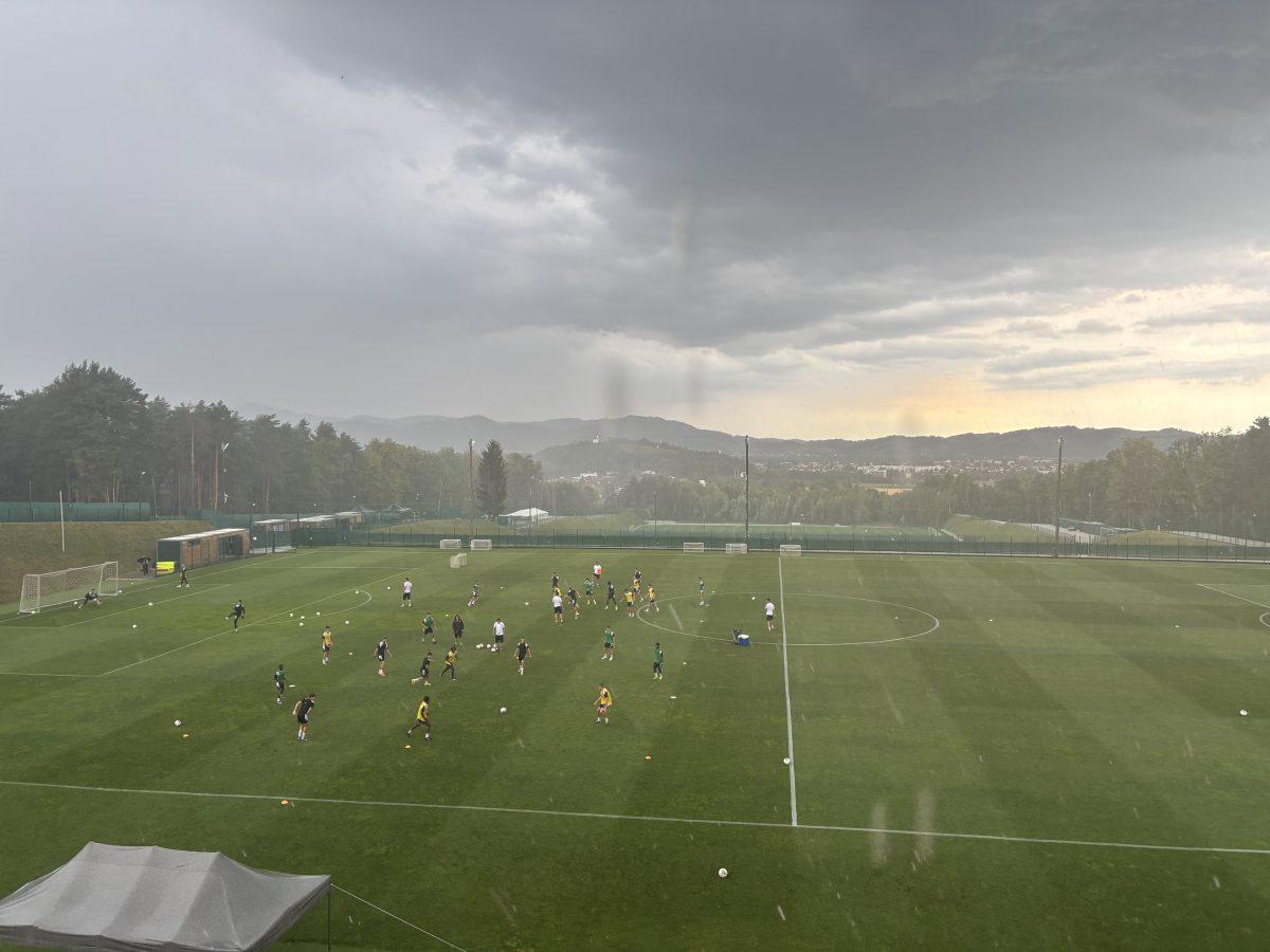 Posle tropskih vrućina, pljusak osvežio fudbalere Partizana (VIDEO)