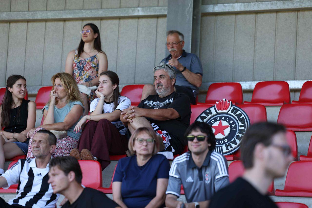 Partizan je i dalje popularan u Sloveniji: Veliki broj gledalaca na sve tri utakmice, navijači čekaju Sašu Ilića za fotografiju