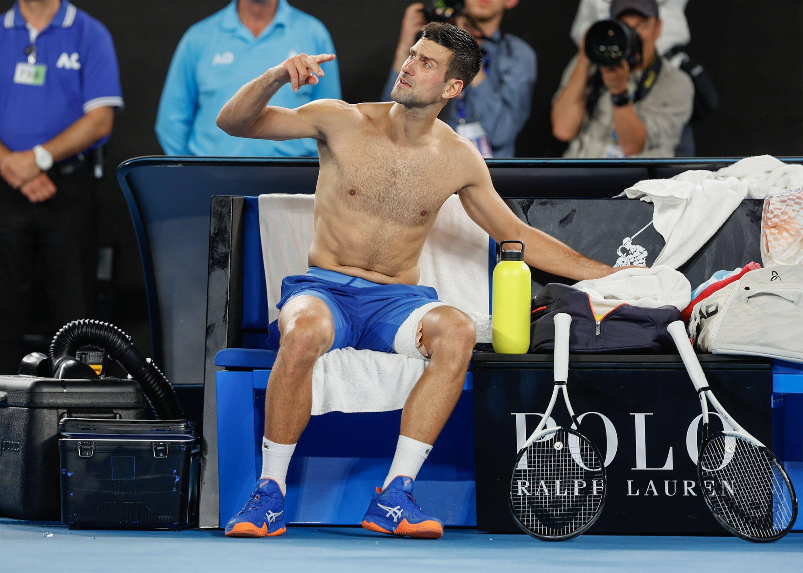 Novak Đoković odmara tokom meča na Australijan openu