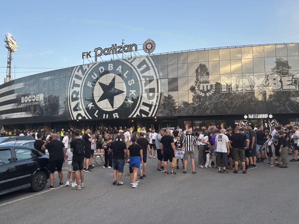 Reke navijača slivaju se u Humsku: Ne pamti se ovakva energija oko stadiona Partizana