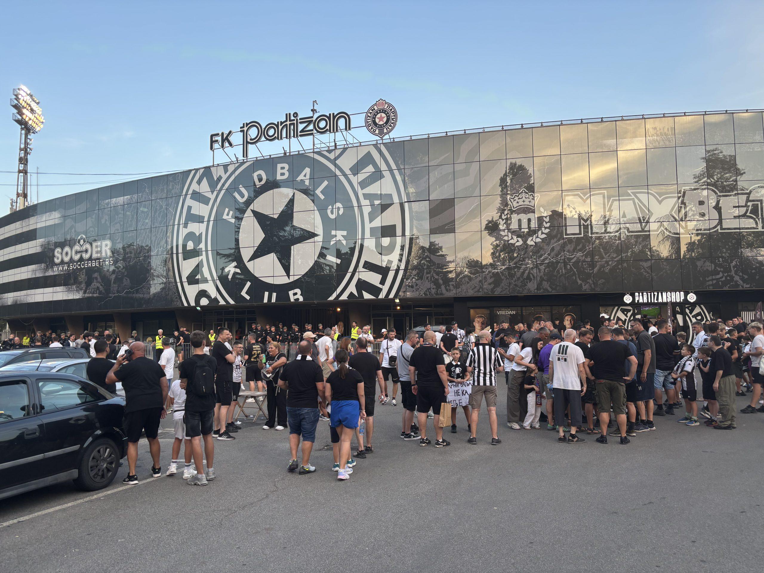 Reke navijača slivaju se u Humsku: Ne pamti se ovakva energija oko stadiona Partizana