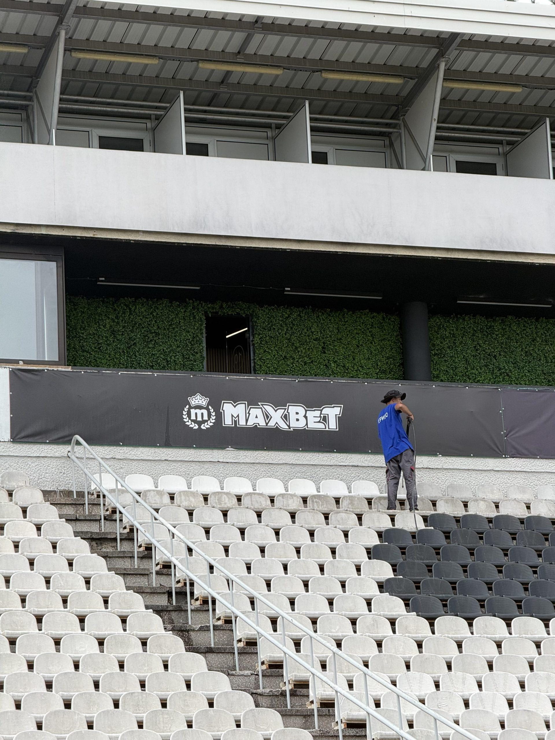 Pranje stolica na stadionu Partizana u Humskoj