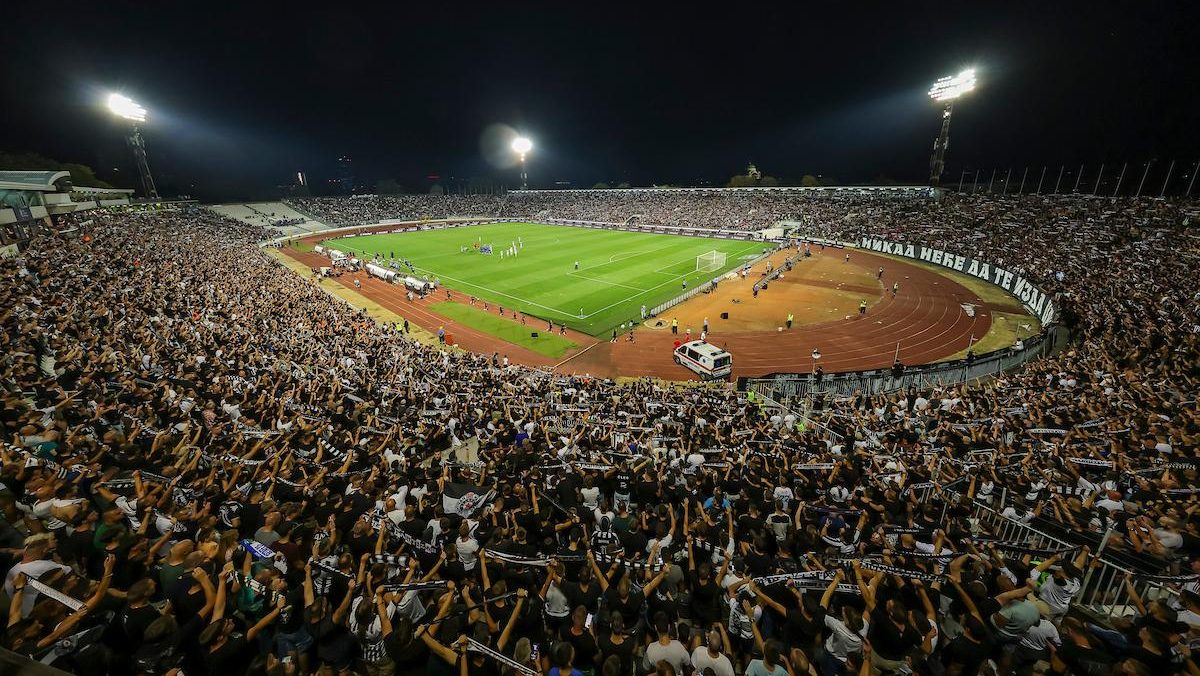 Poznata imena podržala fudbalere Partizana: Grobari ih dočekali ovacijama (FOTO)